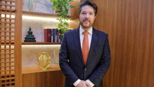 Fabian, Conselheiro Luis Fabian é o idealizador do programa e tem como base a experiência como ex-gestor educacional na rede pública.